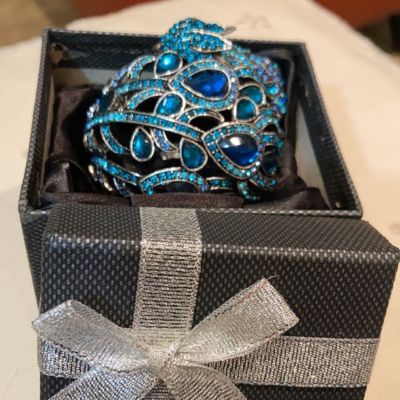 PEACOCK Bracelet 3”width. Fits 6-8” wrist. Expandable with spring closure. Stone - Picture 2 of 8